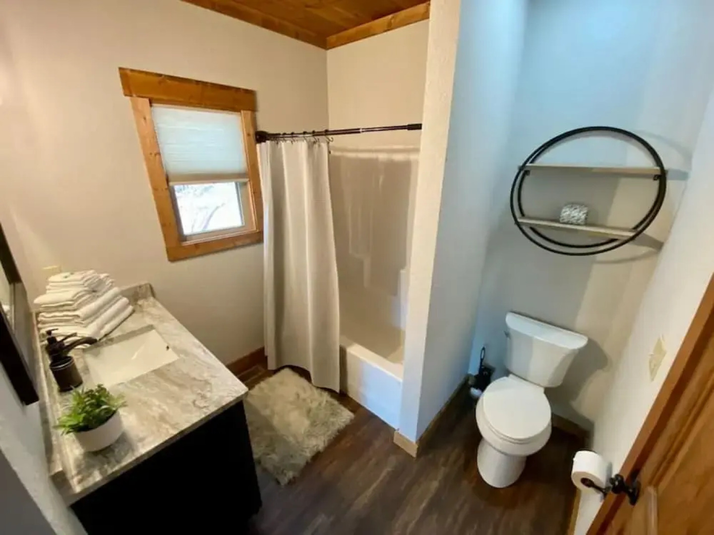 Bucks and Bunks - Brand new Cabin Come Relax or Watch TV Outside Fireplace