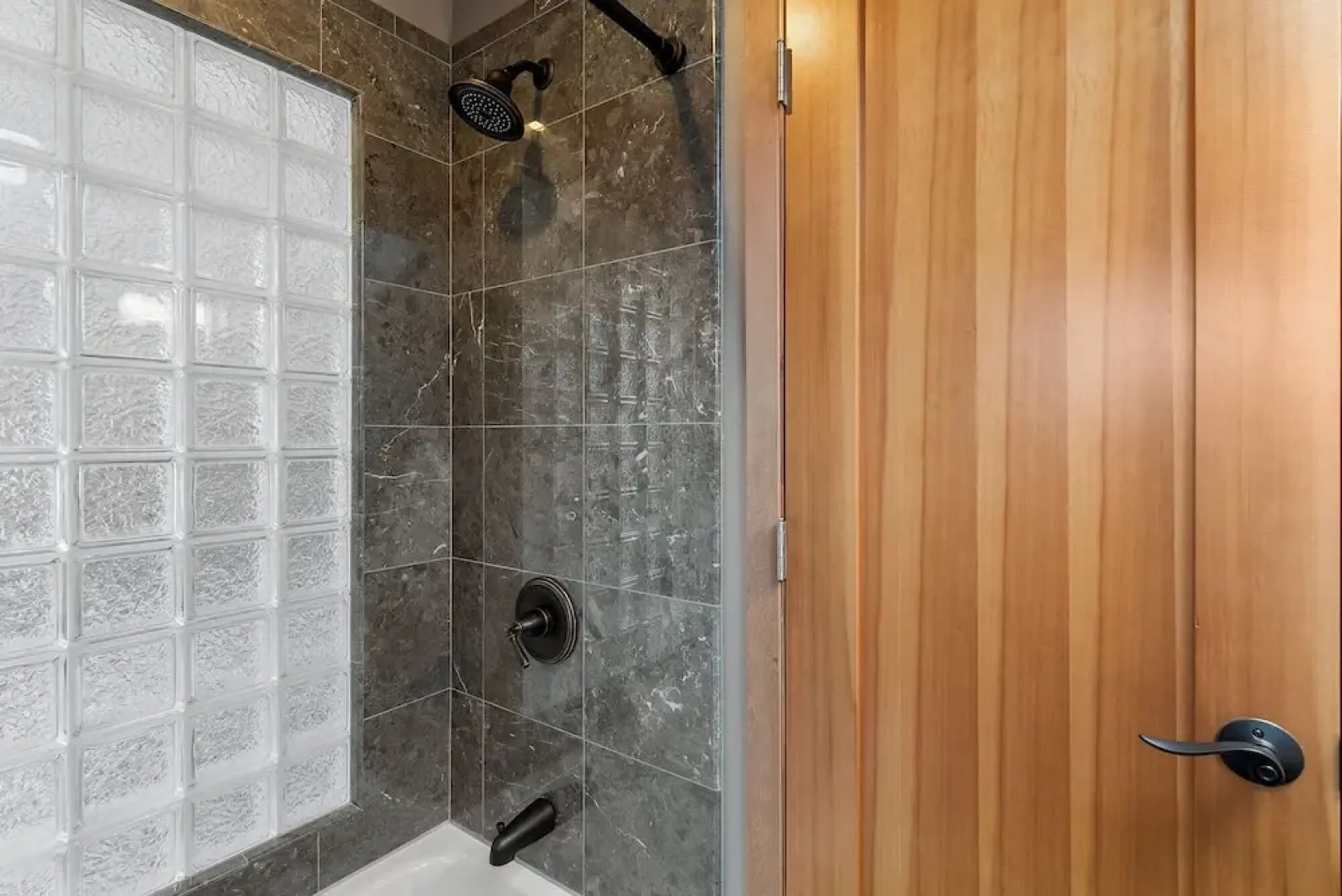 Joyful Kirkland Home, Near Beach, Hot Tub & AC
