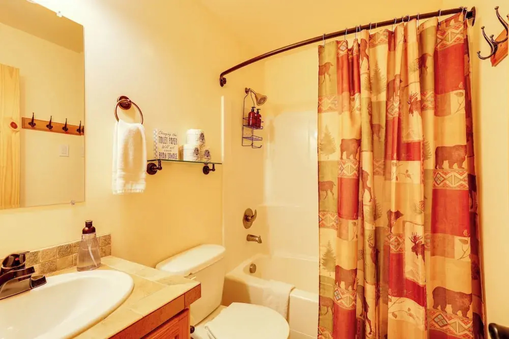 Hot Tub & Game Room: Ronald Retreat 2 Mi to Lake!
