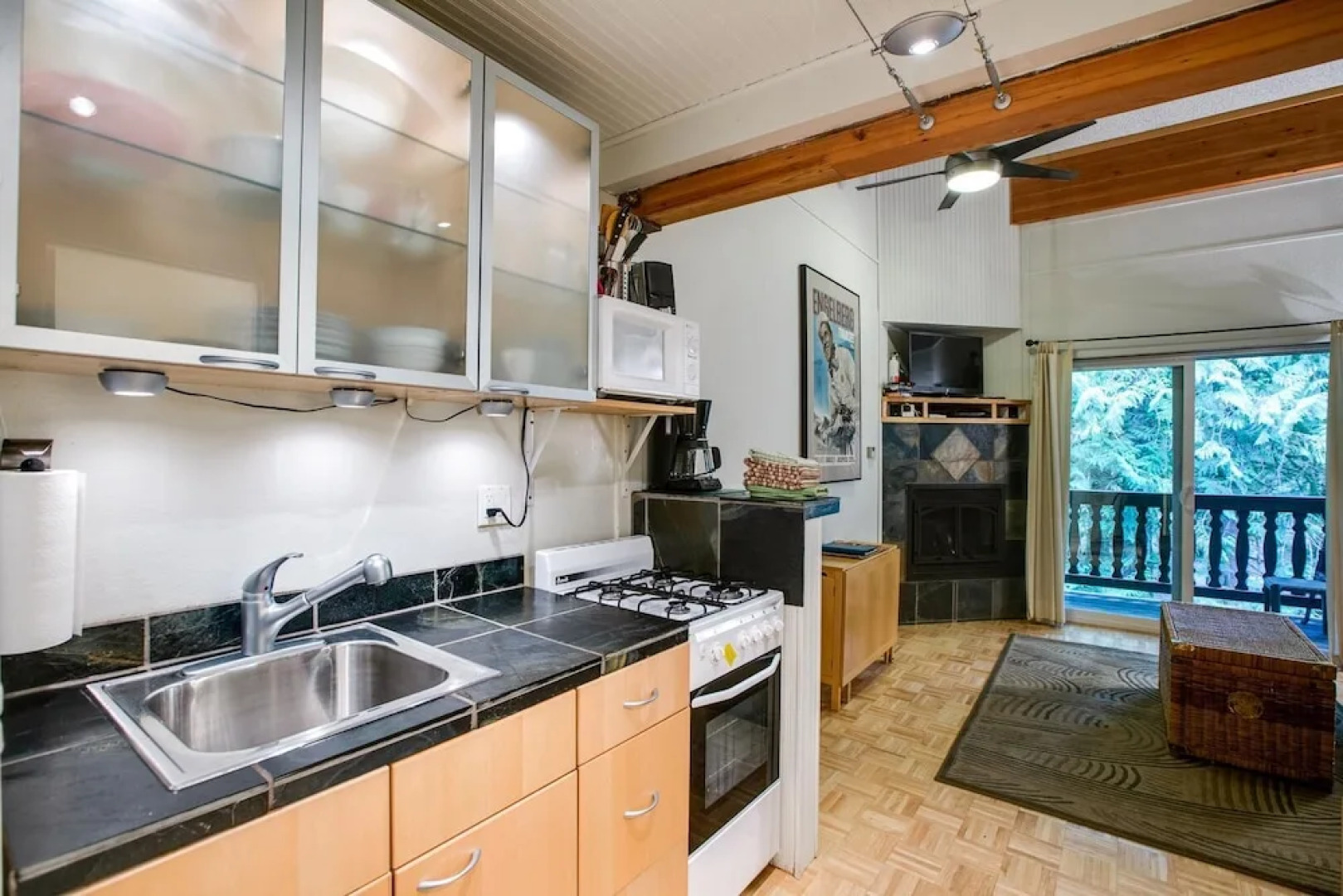 94sll - Inexpensive - Fireplace - Wifi - Sleeps 6 1 Bedroom Condo by RedAwning