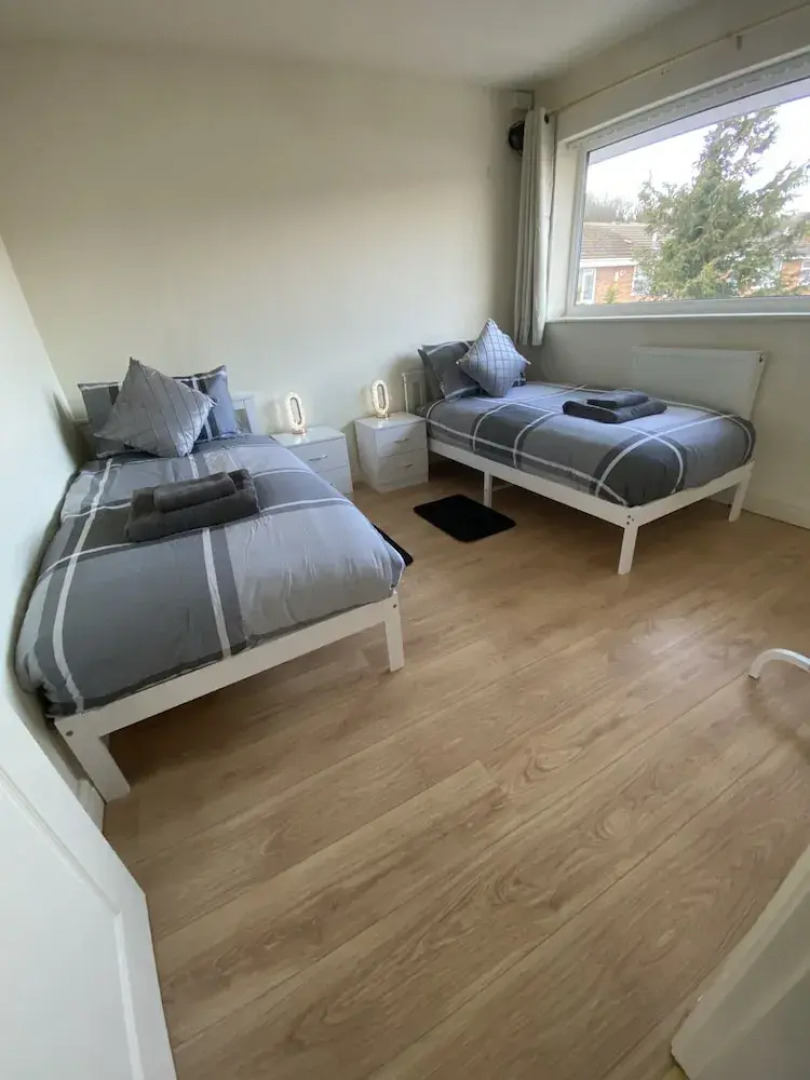 3 Bed House - Sleeps 6 - Garden - Parking - Wifi