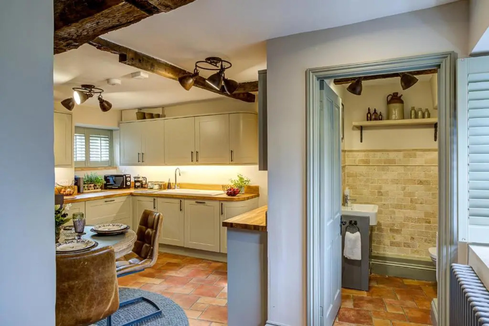 Two linked cottages sleeps 10 Cotswold town centre