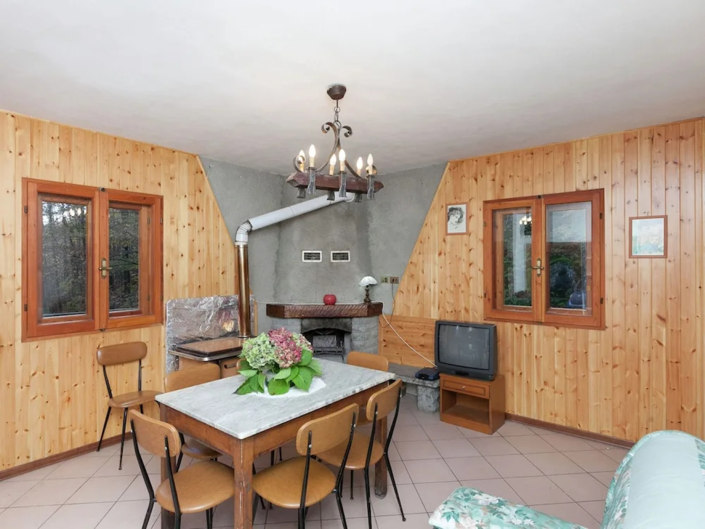 Comfy Holiday Home With Fireplace, Garden Furniture,barbecue