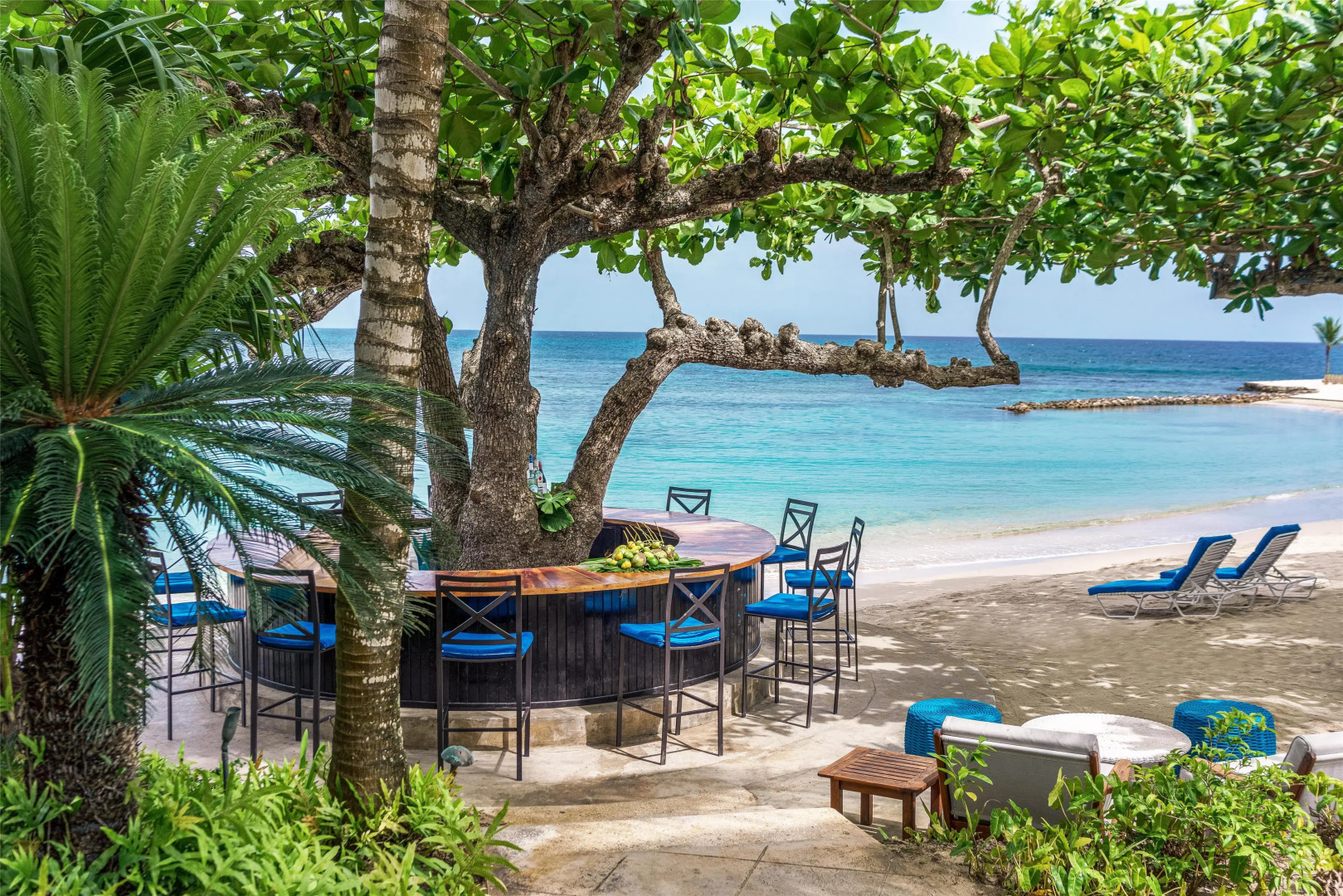 Round Hill Hotel And Villas