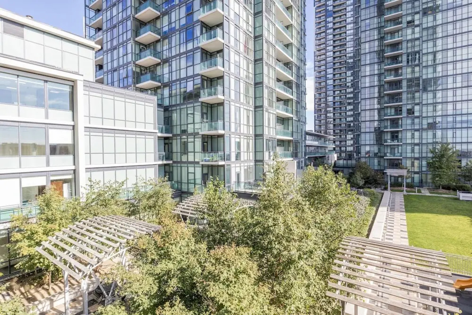 Deluxe Corner Suite - By Elite Suites