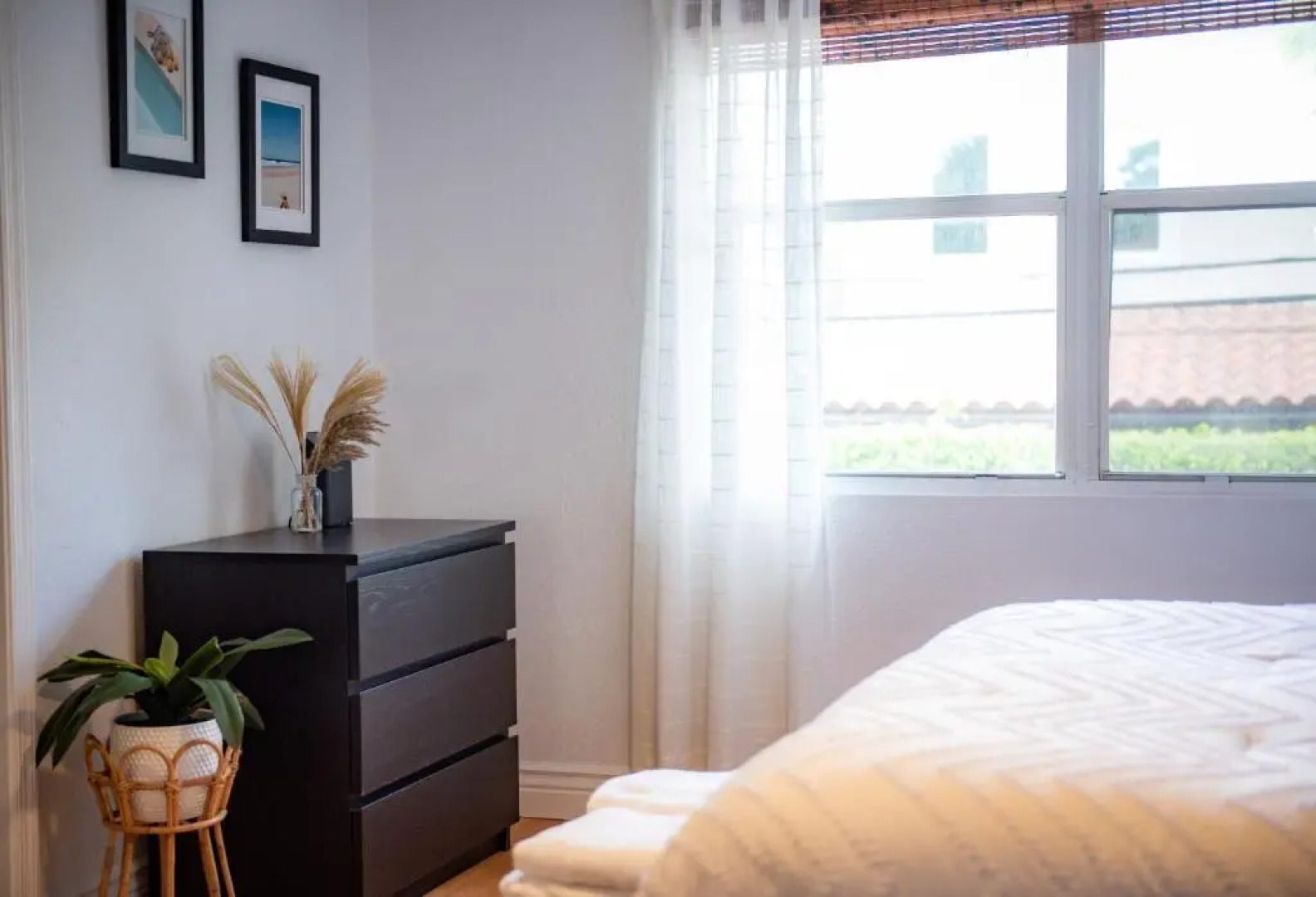 Lux 3 bedroom townhouse 1 block from the beach