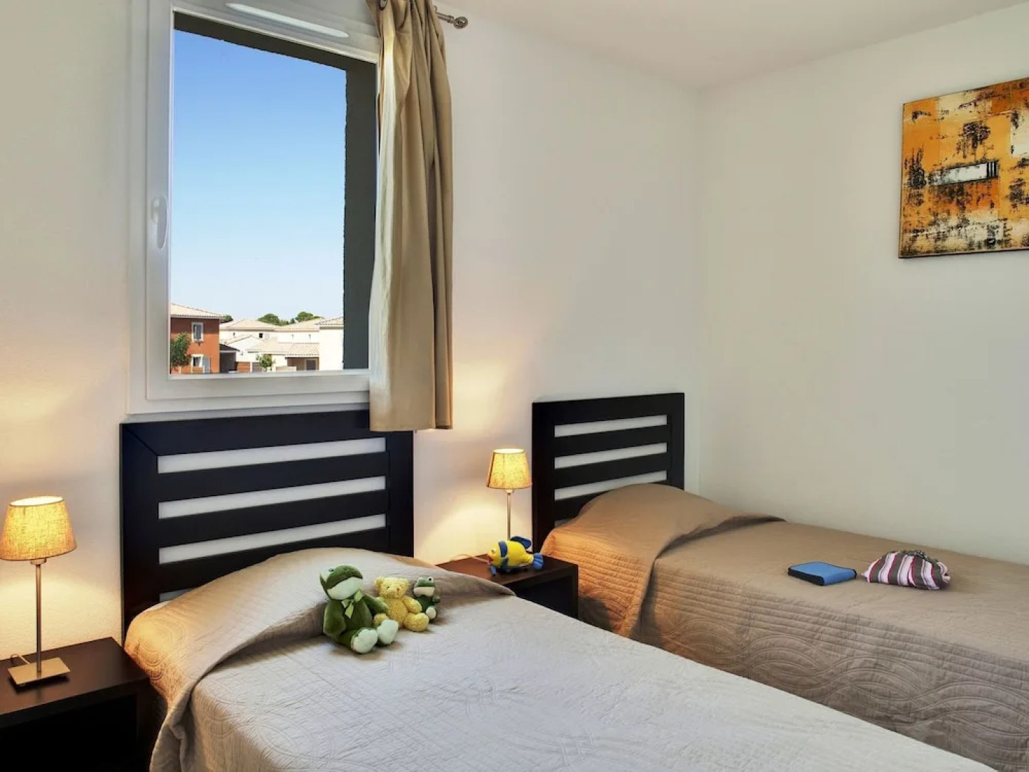 Semi-detached Home in Mediterranean Style, With Nice AC