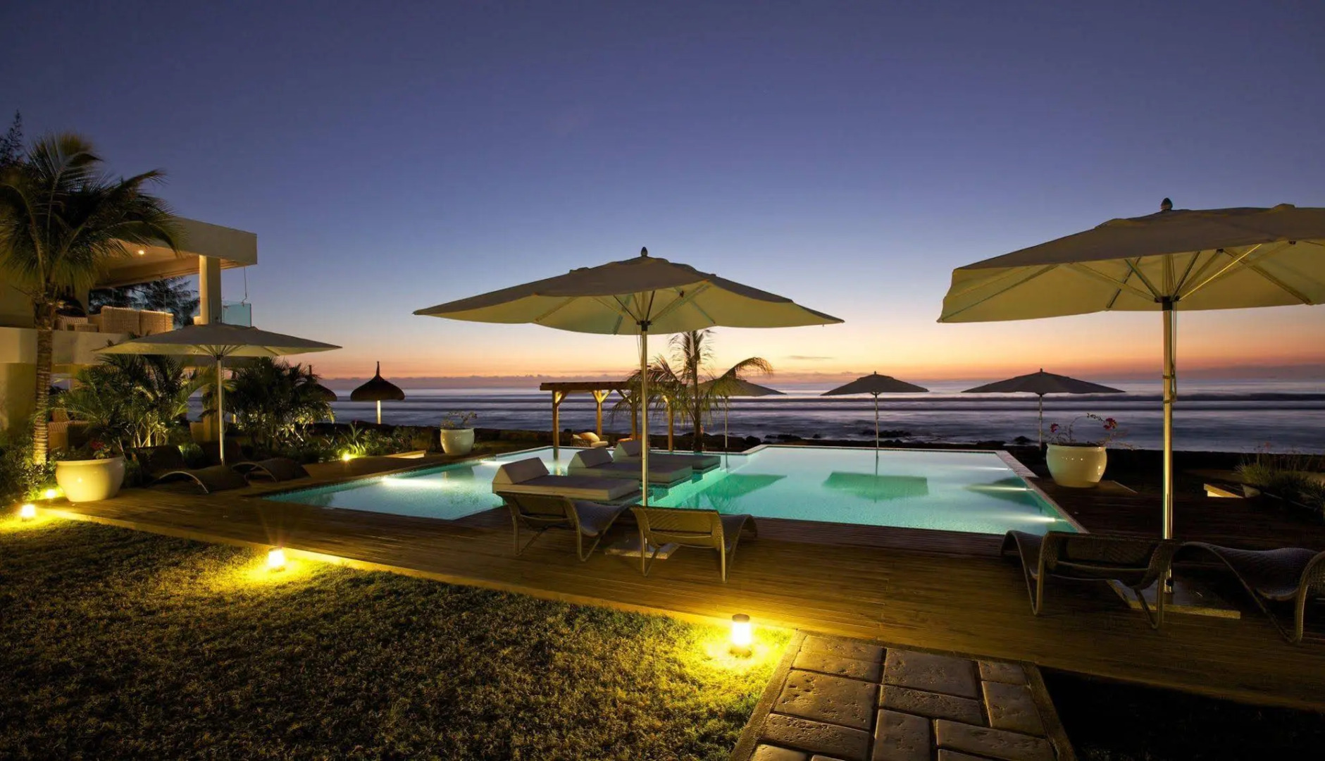 Leora Beach Apartments