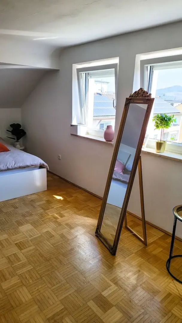 DG Links 40m 2-Zimmer Wohnung