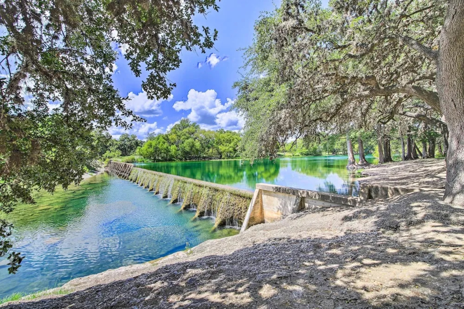 Utopia Family Home, 2 Blocks to Utopia Park!