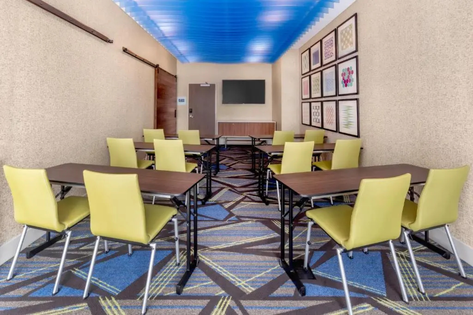 Holiday Inn Express & Suites Milwaukee West Allis