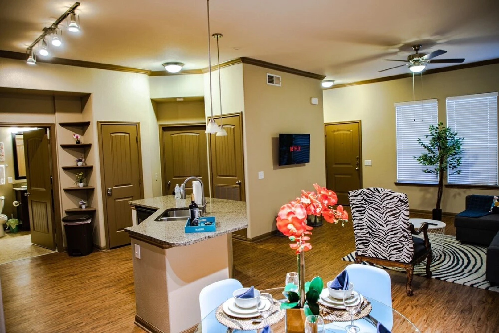 Stunning Modern Home Gated Community Pool & Gym