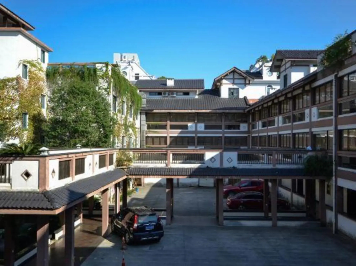 Longquan Nanguo Garden Hotel