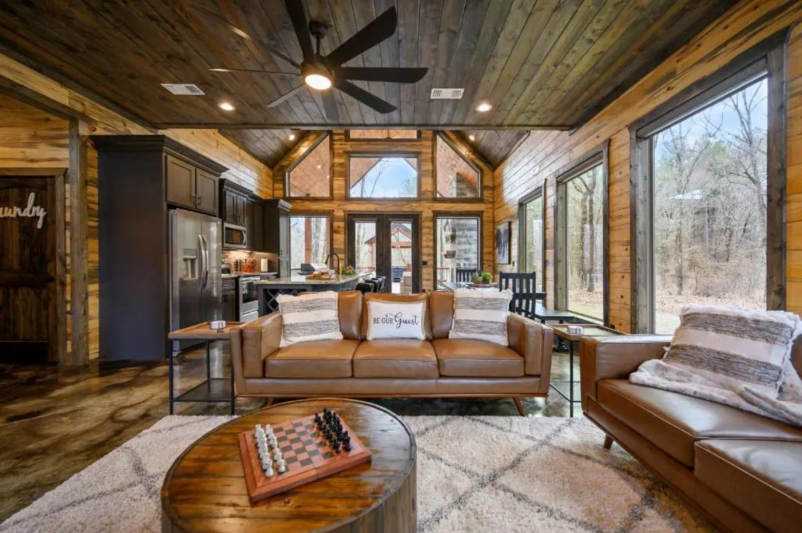 Vacana High Horse Family Cabin, Hot Tub, ShuffleBoard, Pet Friendly