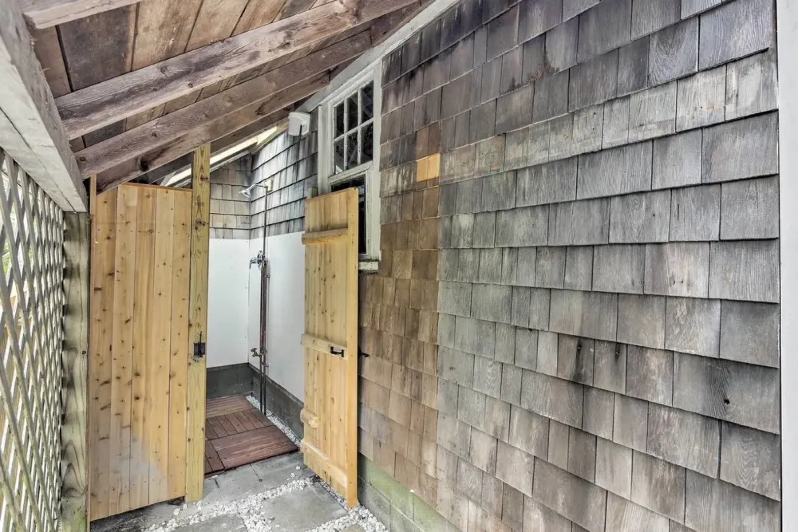 Spacious Getaway W/deck - Walk to Nantucket Sound!
