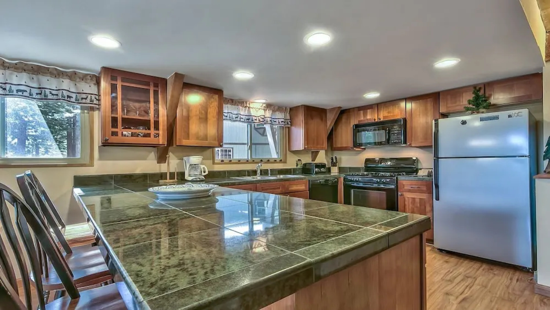 Mewuk Mountain Lodge by RedAwning