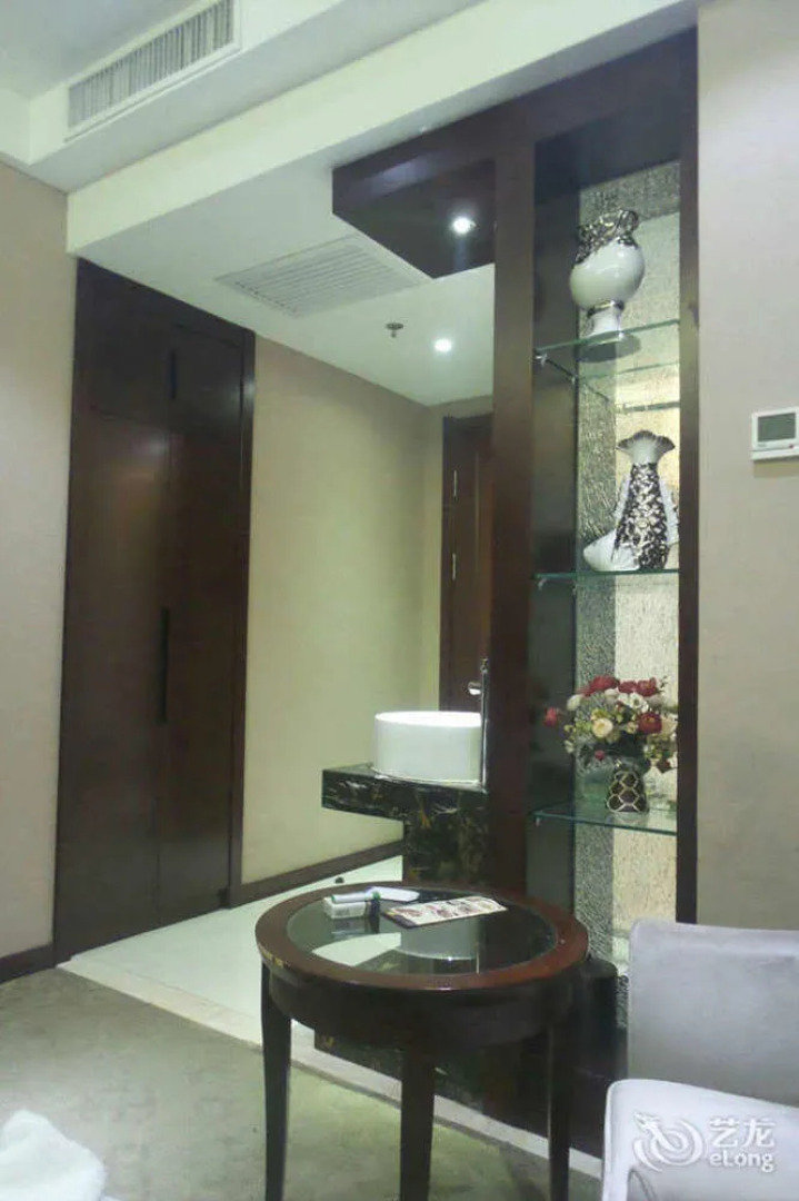 Dandong Jiangbin International Hotel (Yalu River Broken Bridge Scenic Spot Railway Station Branch)