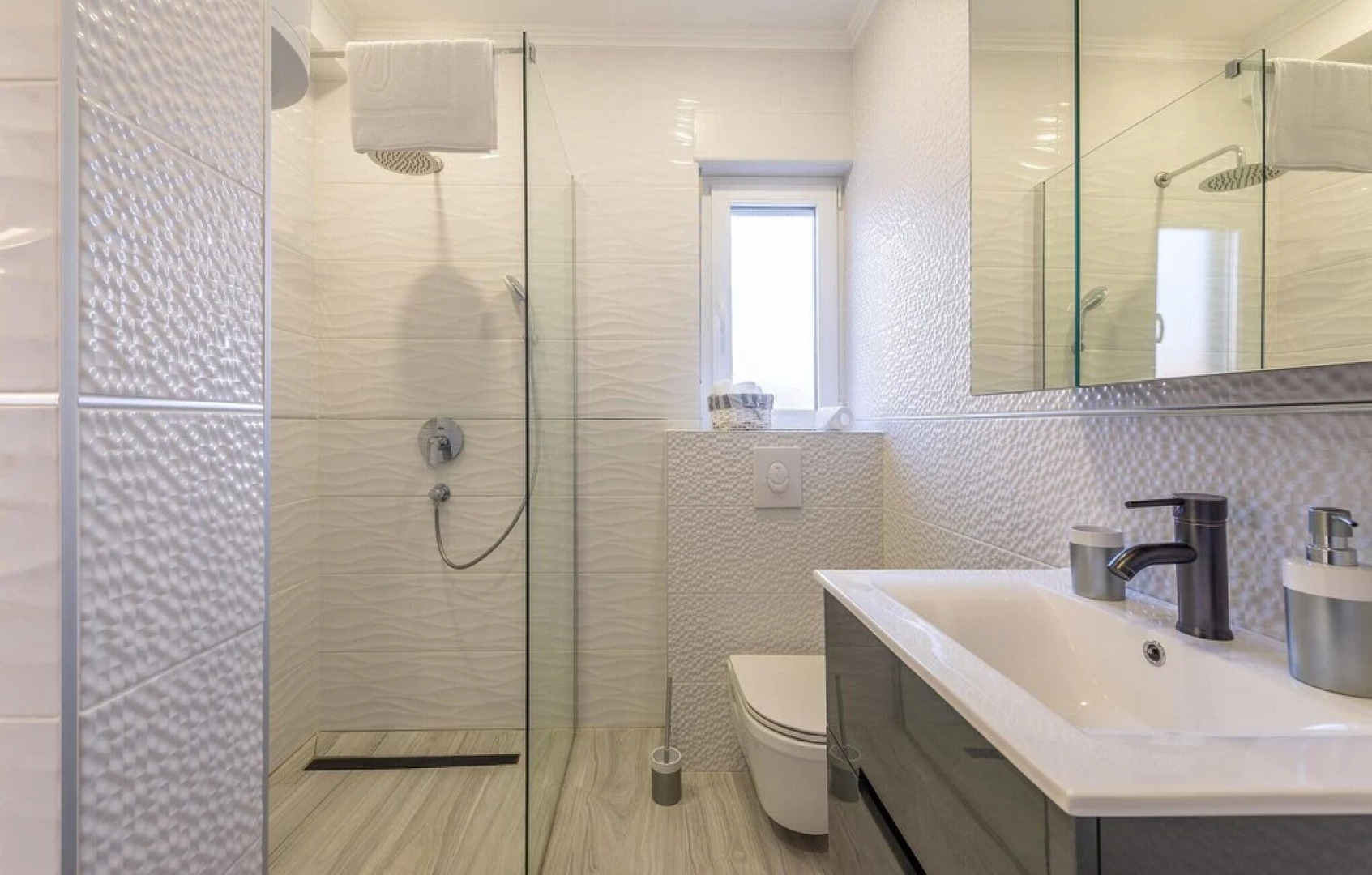 Stunning Home in Vrsi With 5 Bedrooms, Wifi and Outdoor Swimming Pool