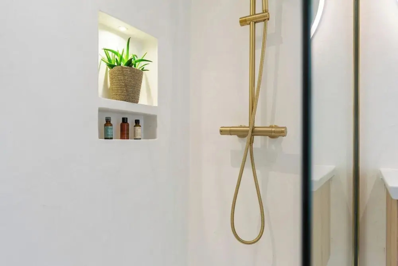 Modern 2-bed Apartment - Sleeps 6 - Seafront View