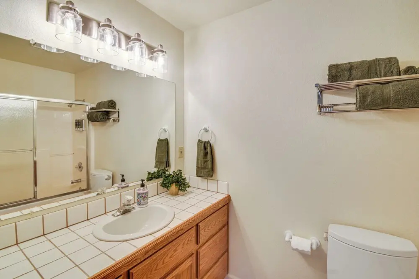 Yosemite Home Base: Community Perks + Lake Access!