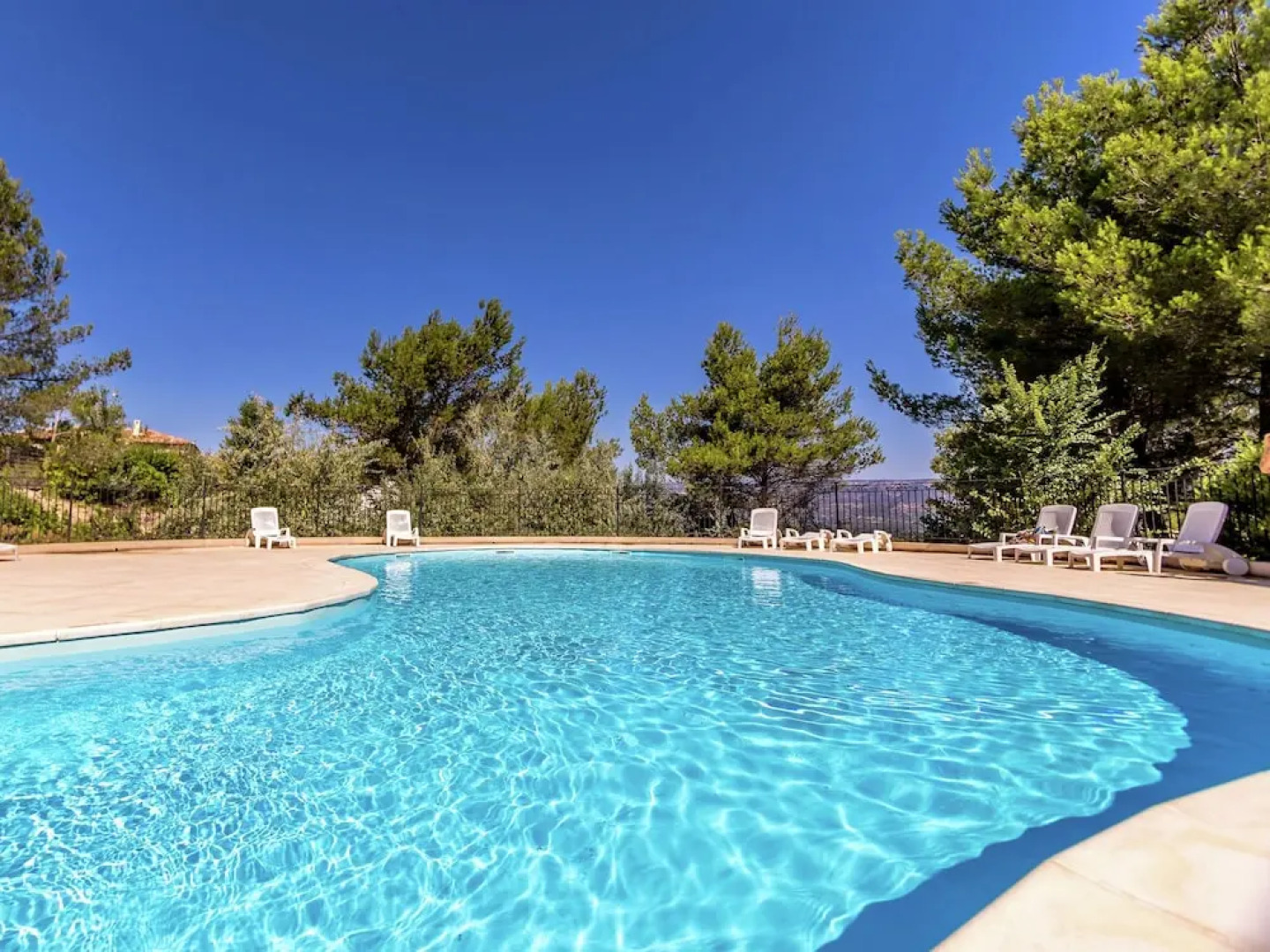 Charming Apartment in Mallemort with Swimming Pool