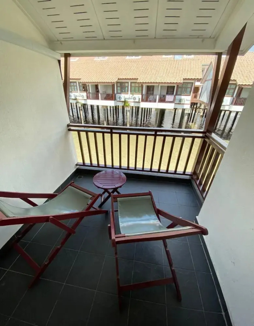 CMK & Private Water Chalet