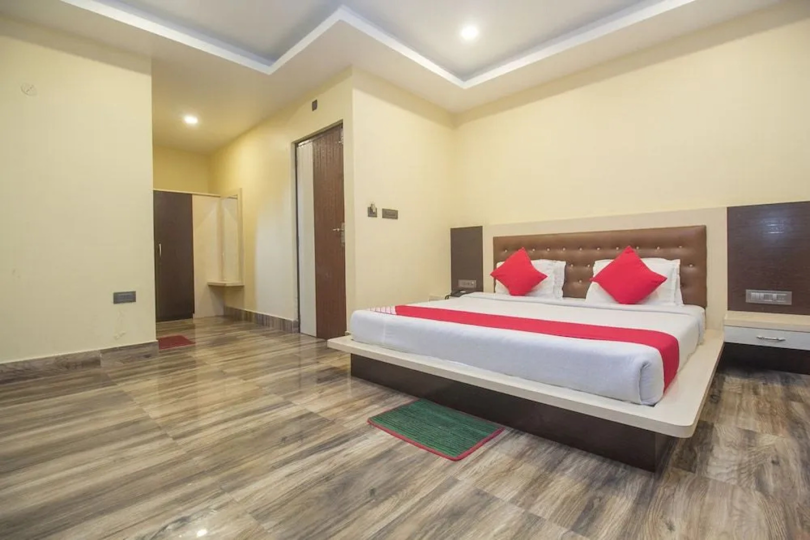 OYO 28105 Hotel Blue Sapphire