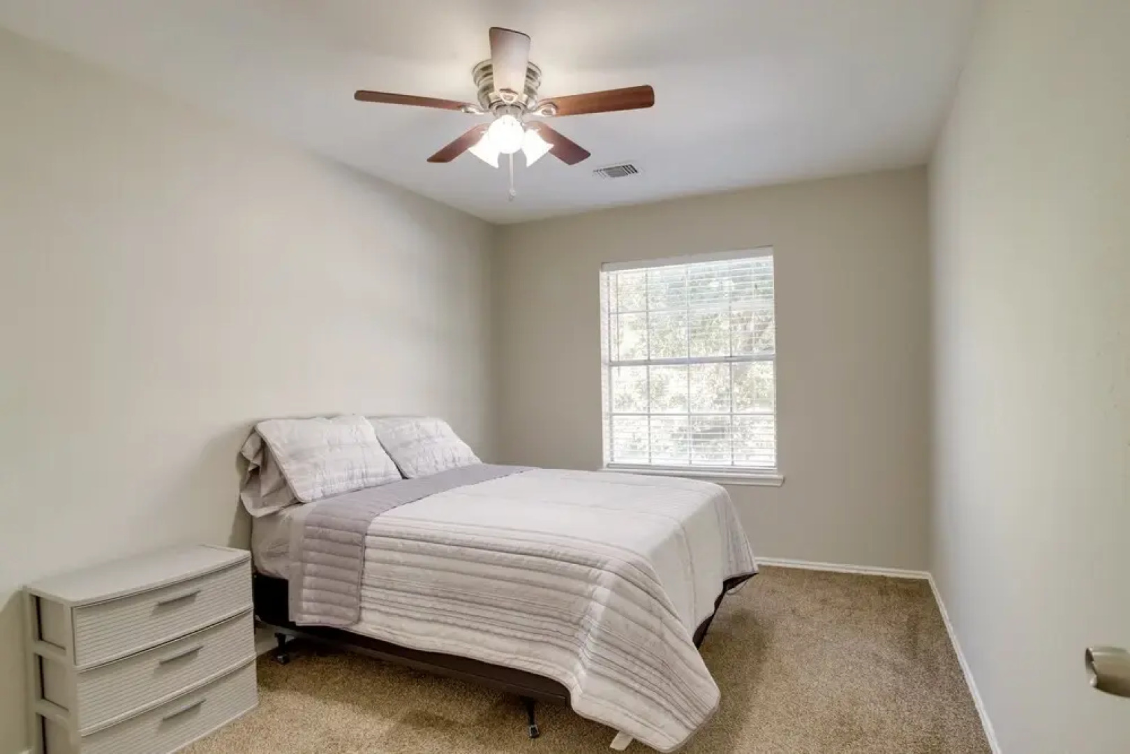 Minimalist Spring Vacation Rental w/ Fireplace