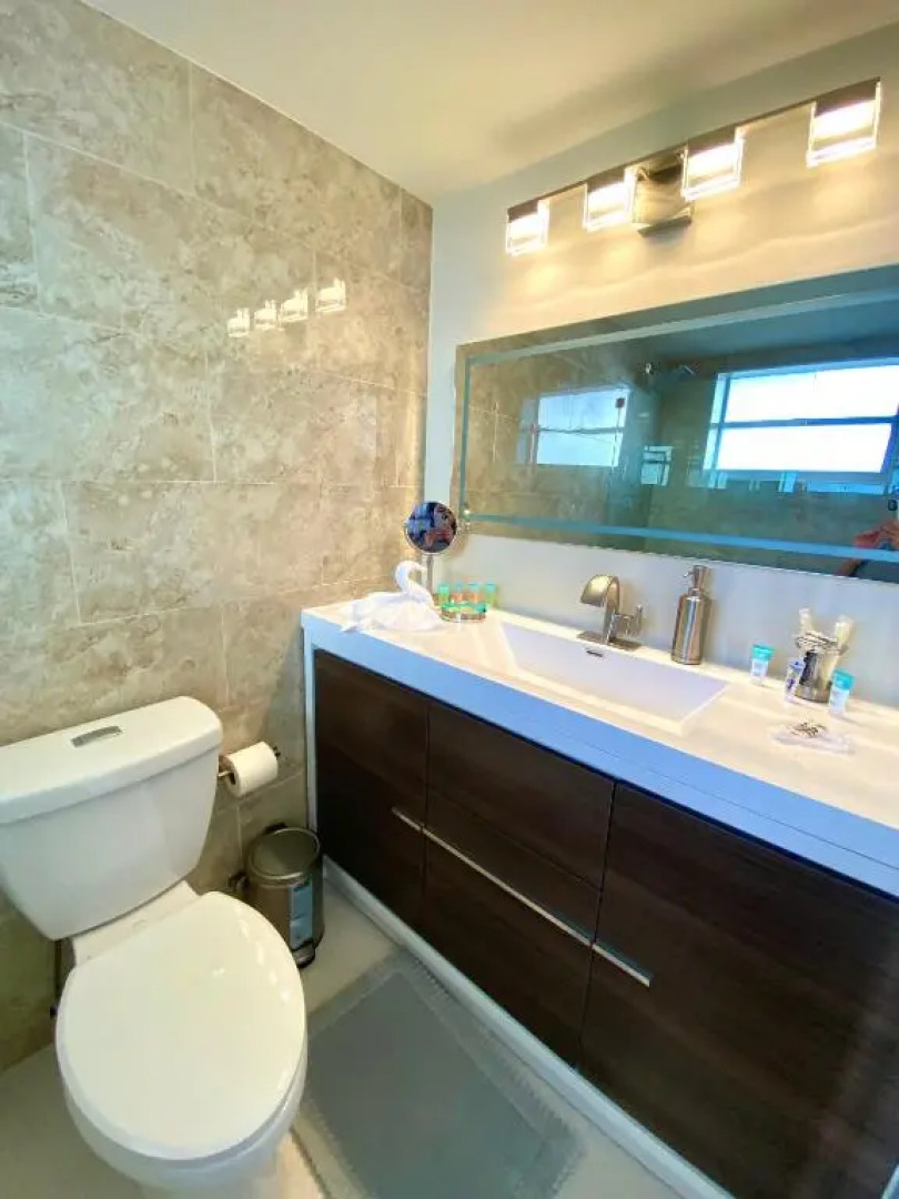 Modern waterfront apartment with pool and free parking 5 mins drive to Miami Beach