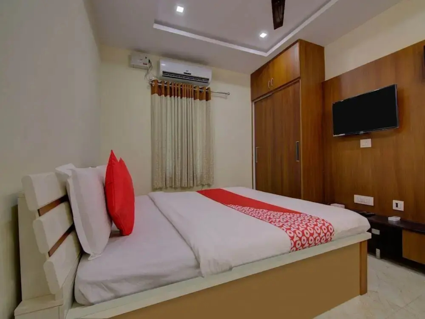 Pramukh Palace by OYO Rooms