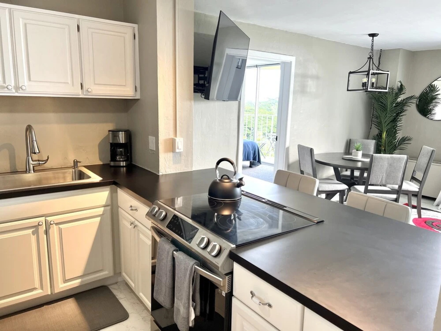 Stunning Views Best location in Hilo 2BR