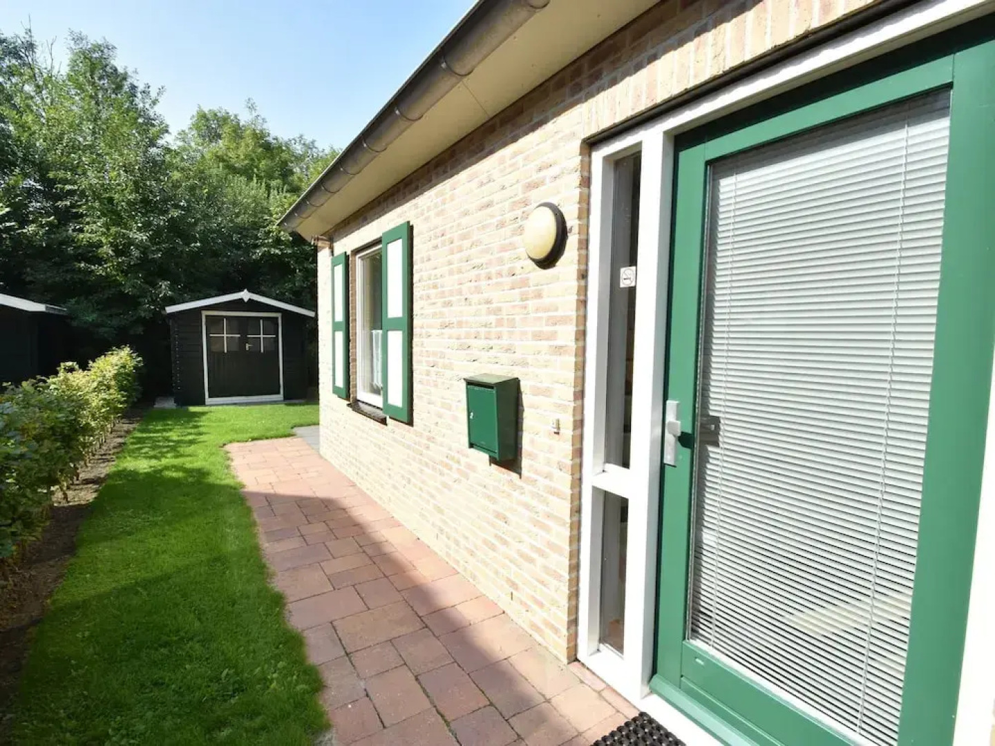 Attractive Holiday Home in Zonnemaire by the Lake