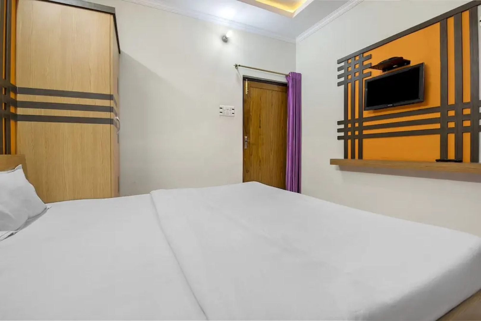 Spot On 62318 Rajhamsa Hotel