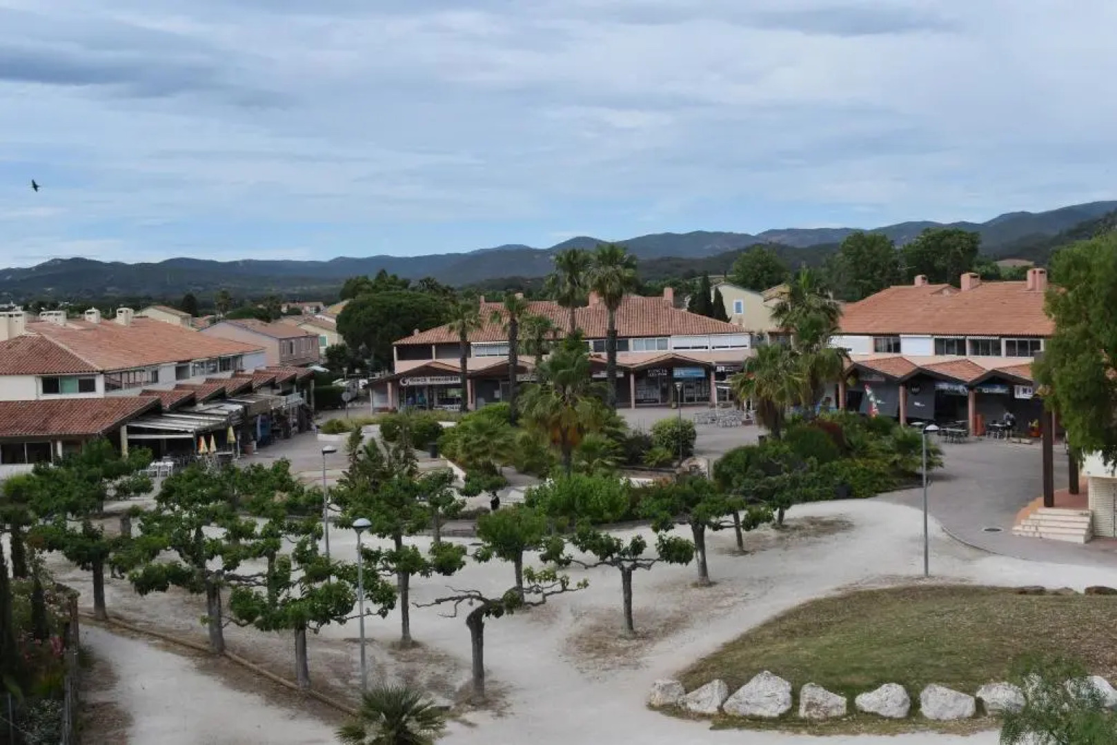 5 personnes les pieds dans l'eau à Santa-Cruz