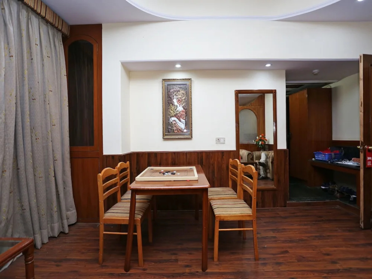 OYO 16125 Eiffel Grand Hotel