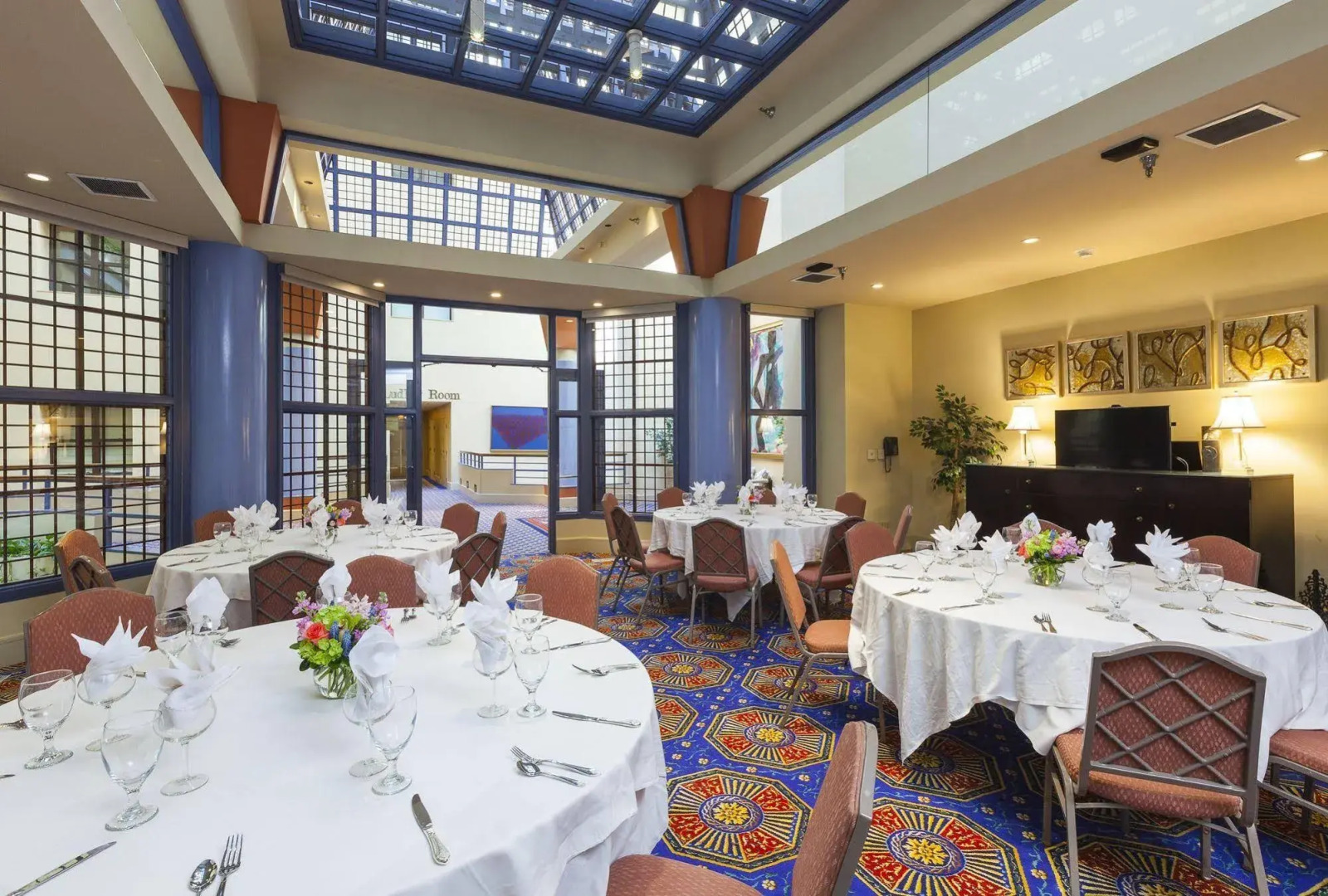 The Cincinnatian Hotel Curio Collection by Hilton