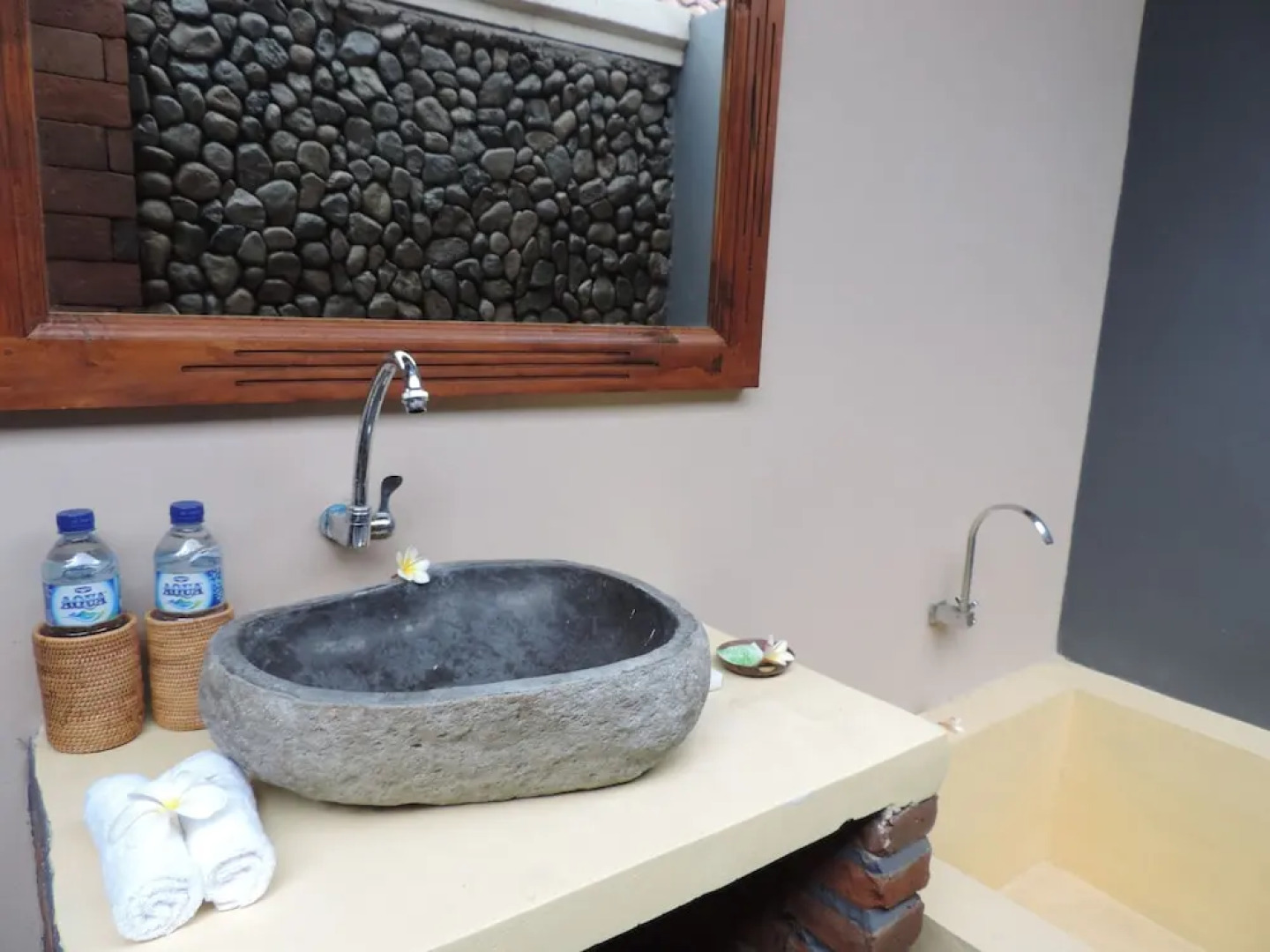 Made Taro Menjangan Homestay