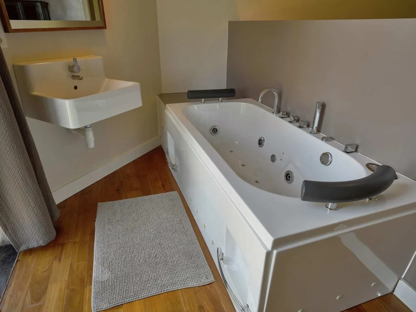 Lavish Castle in Thimister With Turkish Steambath, Sauna