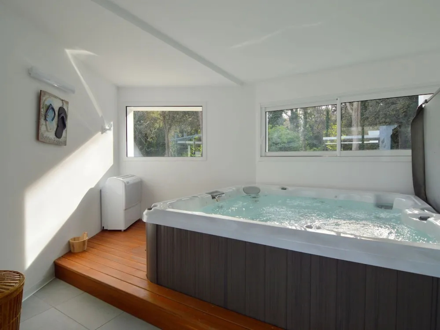 Villa With High-end Kitchen, Jacuzzi & Pool in Longeville sur mer