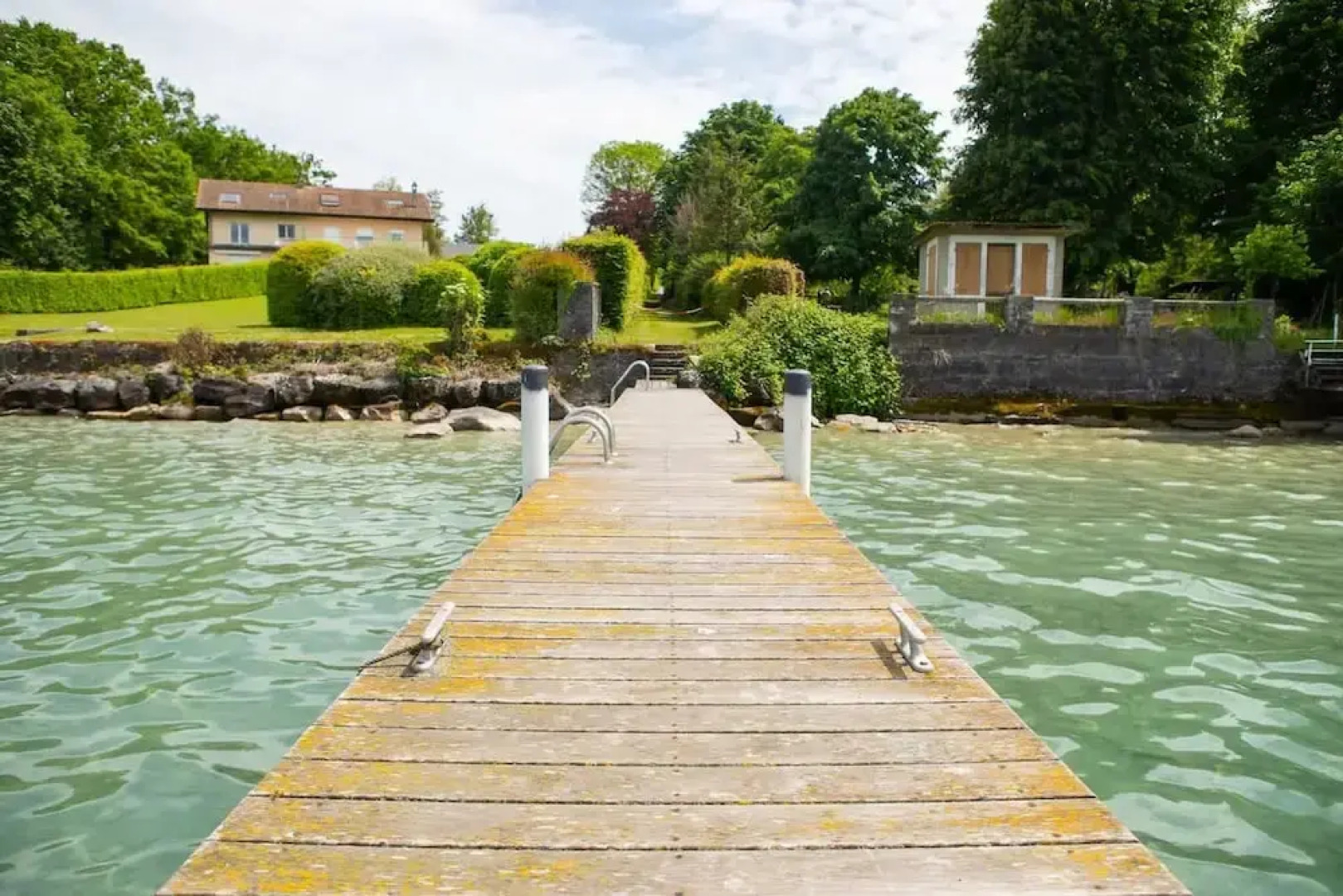 Villa au Bord du lac Avec Piscine Privee et Acces Direct au lac
