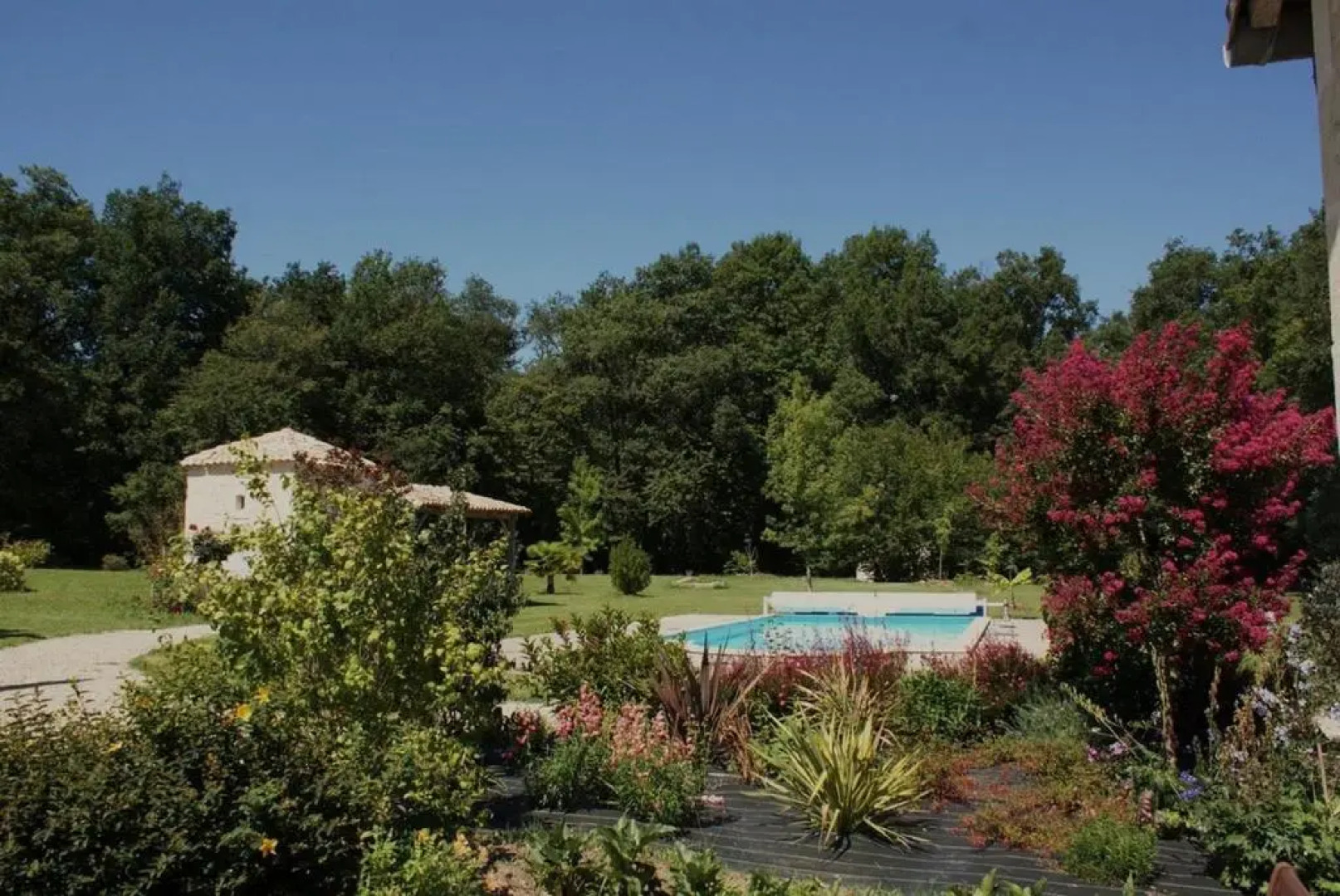 Le Domaine des Doucins & Spa, Gîte 4 étoiles, 10 minutes de Jonzac piscine et spa