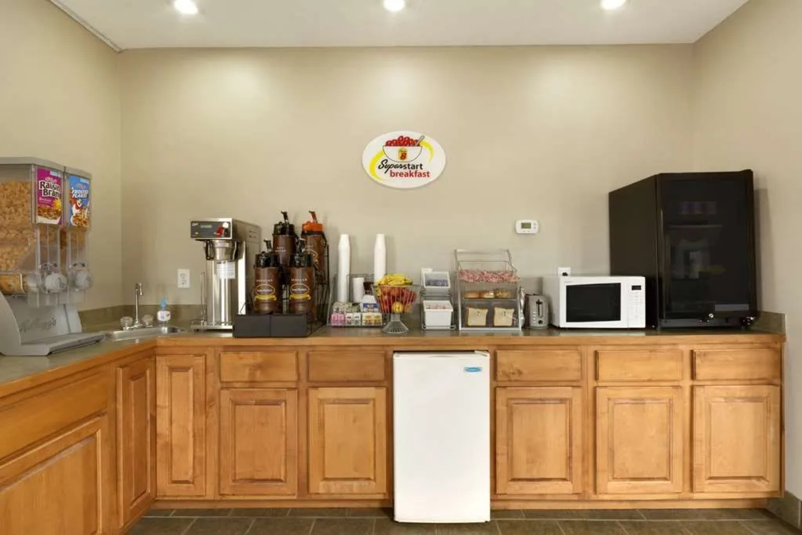 Super 8 Chatsworth / Dalton