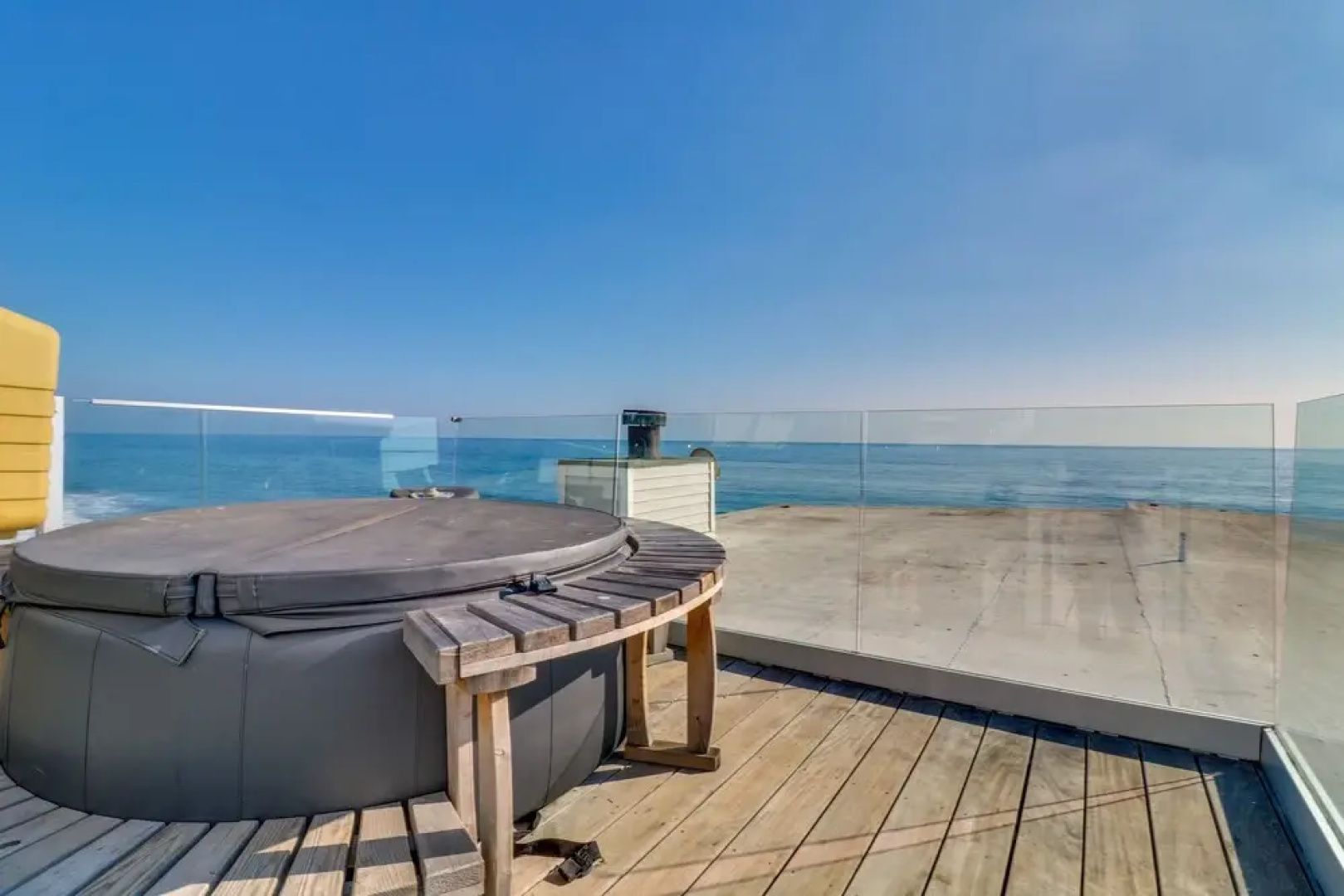 Beachfront Malibu Apartment w/ Ocean-view Balcony