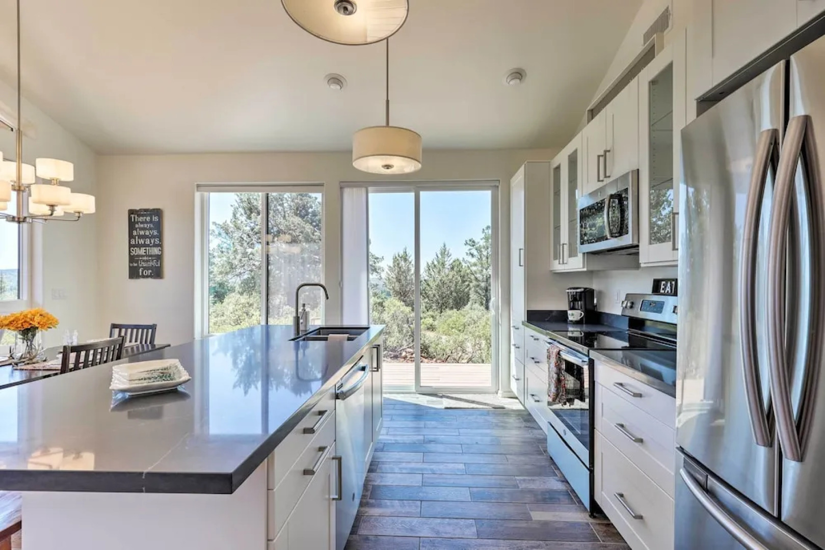 Hot Tub, Deck & Mtn View: Lavish Cabin in Pine!