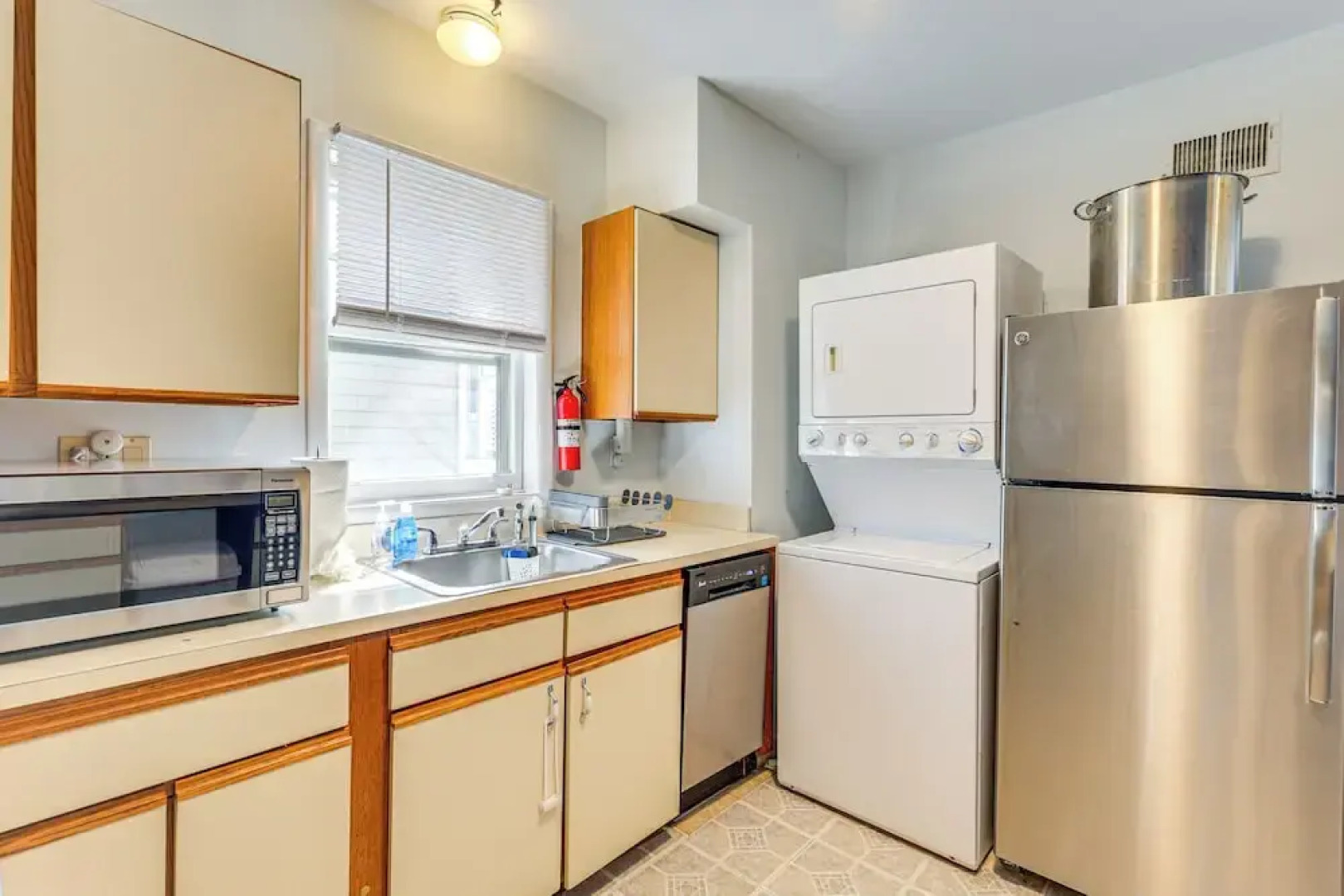 Beachfront, Dog-friendly Milford Getaway w/ Yard!