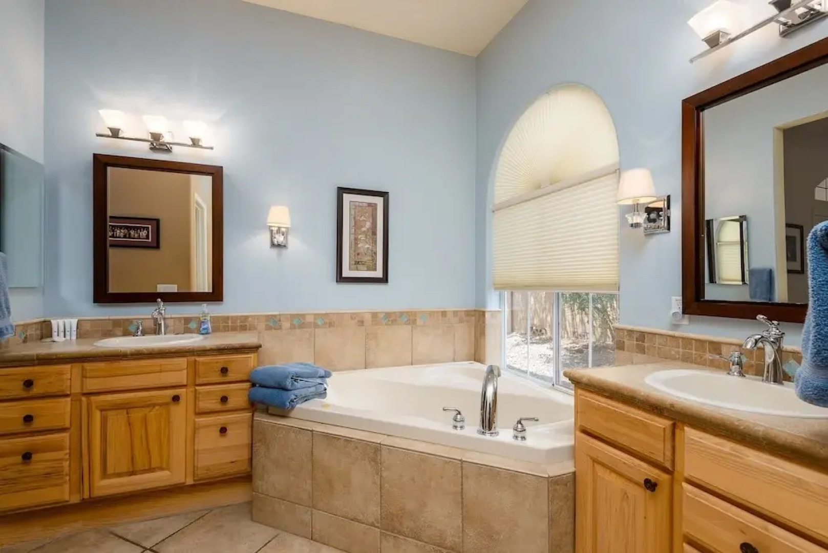 Casa Dynamite 4 Bedroom Home by RedAwning