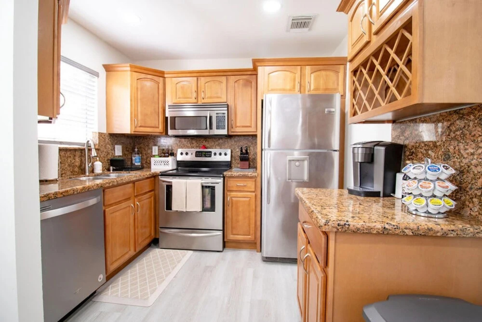 Good Vibes Oasis- Cozy Townhome With Parking