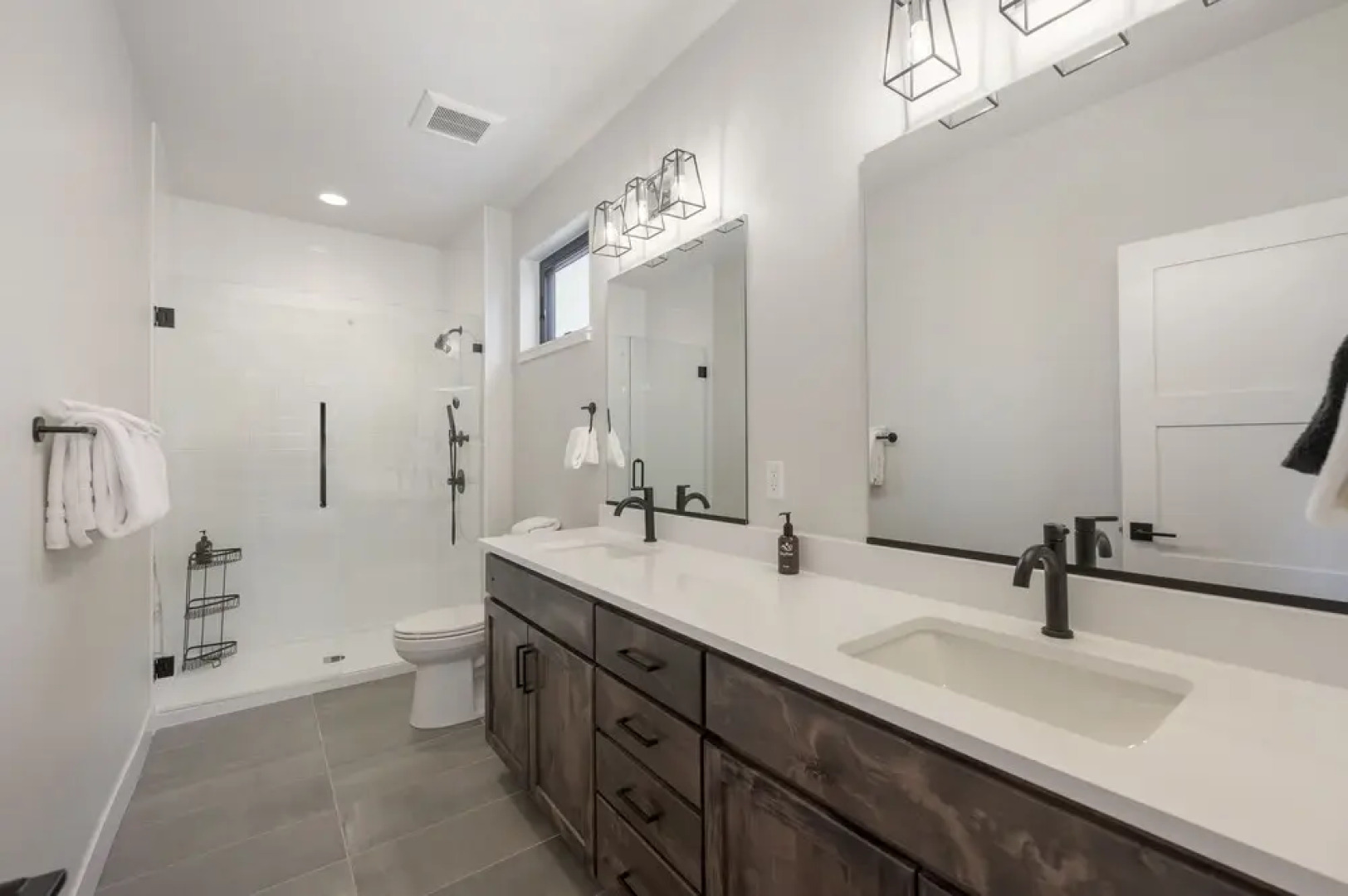 Buckhorn Cabin 4 Bedroom Cabin by RedAwning