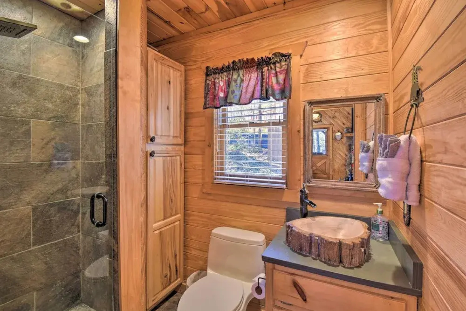 Helen Cabin w/ Deck & Hot Tub < 1/2 Mi to Main St