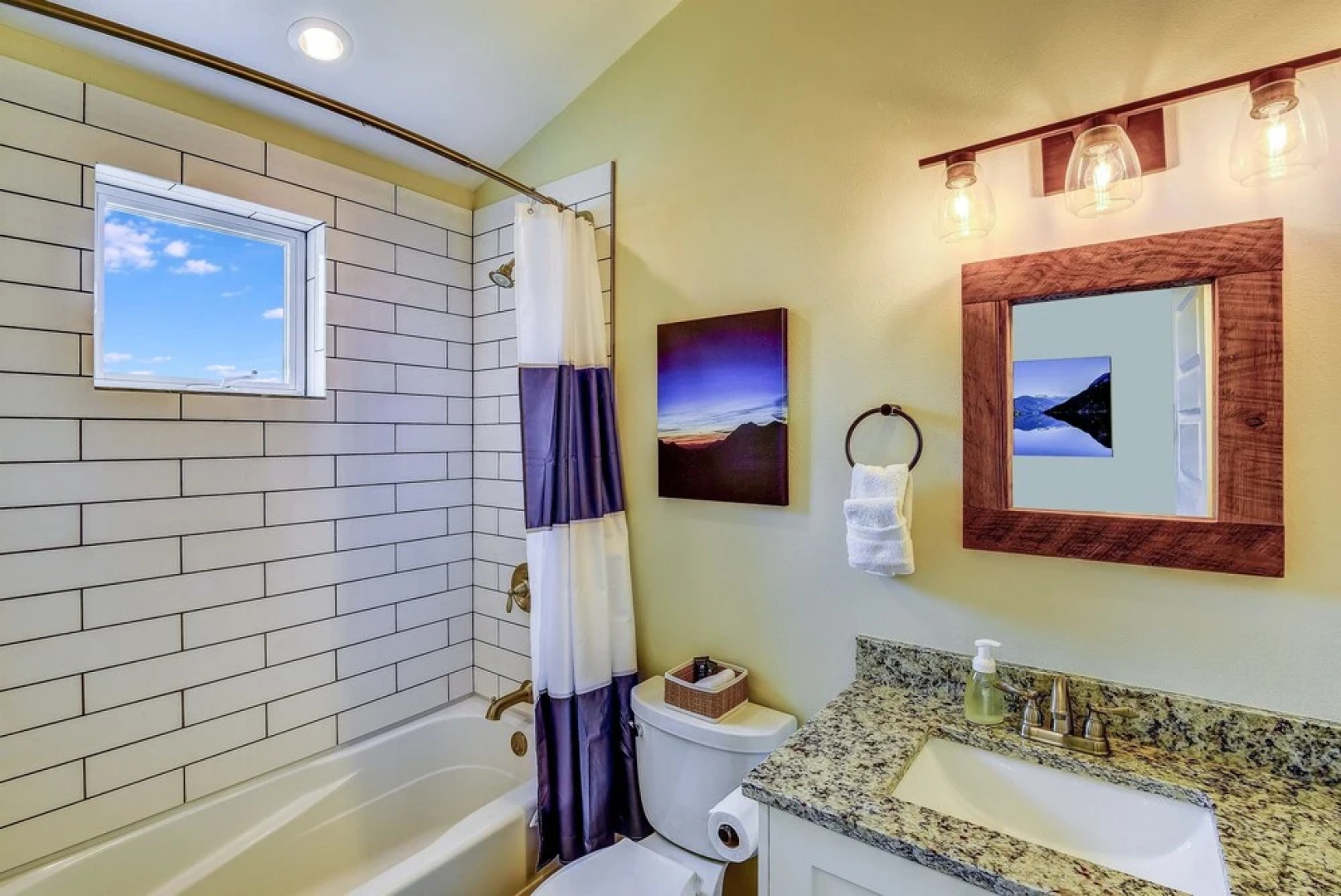 Onemish Lodge - Five Bedroom Home with Mountain View